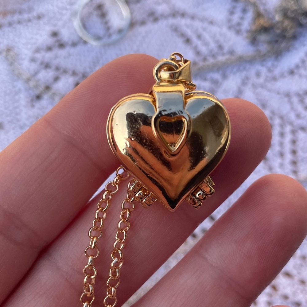 Golden Heart Locket Necklace flower shape fits 4 photos cool design gold gift - Picture 6 of 10